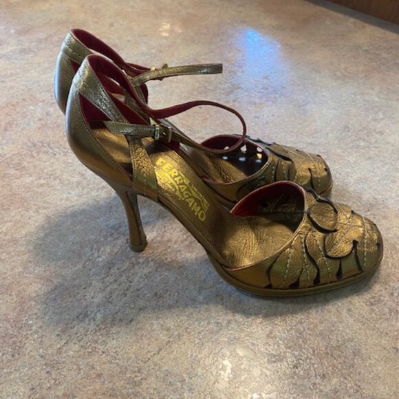 Ferragamo Gold Heels Size 9 1/2 B Leaf design Leather - Picture 14 of 16